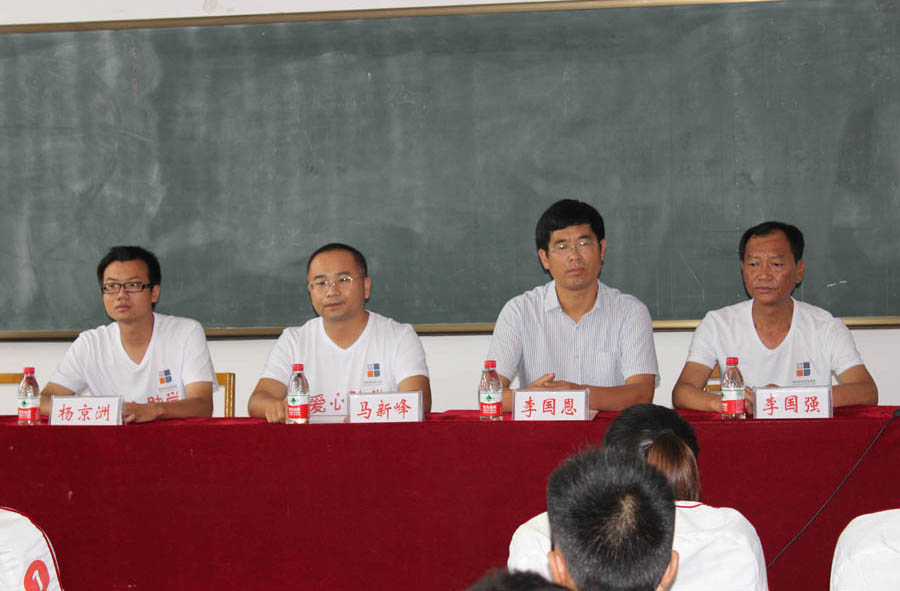 鄭州經(jīng)緯企業(yè)集團馬新峰總經(jīng)理 帶領集團工會捐助10名大學生