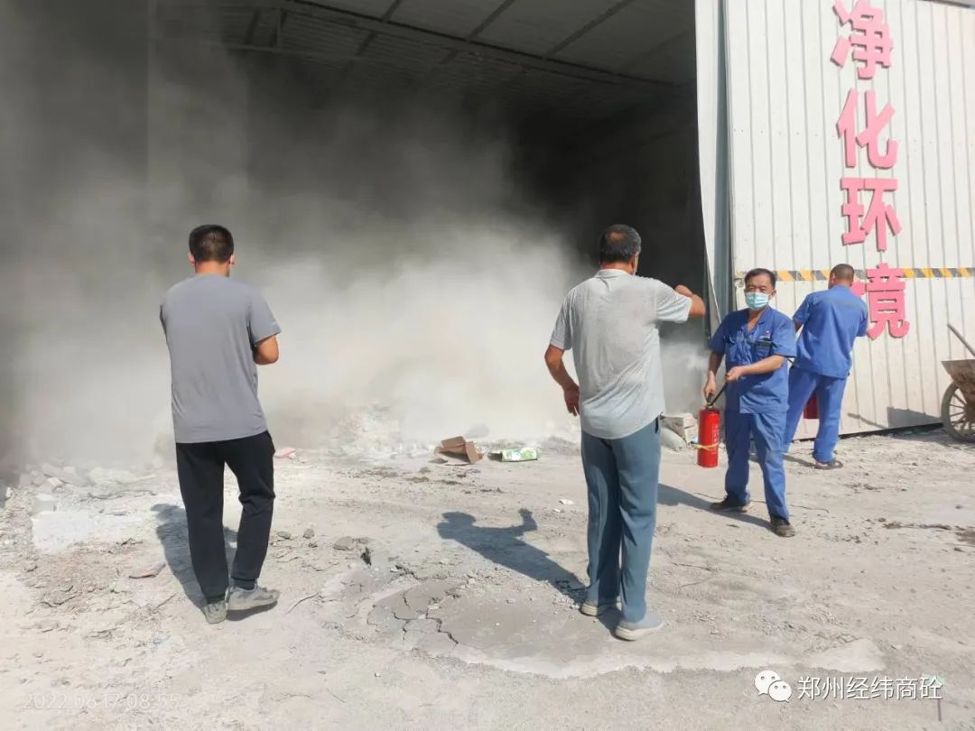 防患于未“燃”——銳誠消防器材與經(jīng)緯混凝土聯(lián)合舉行消防演練2022-7-202.jpg
